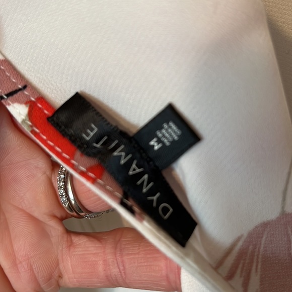 Flower patterned Dynamite blouse with V back. - Picture 4 of 4